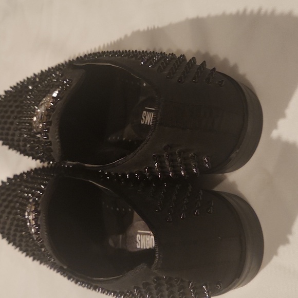 Stacy Adams Men's Black Spiked Loafers - Picture 3 of 7
